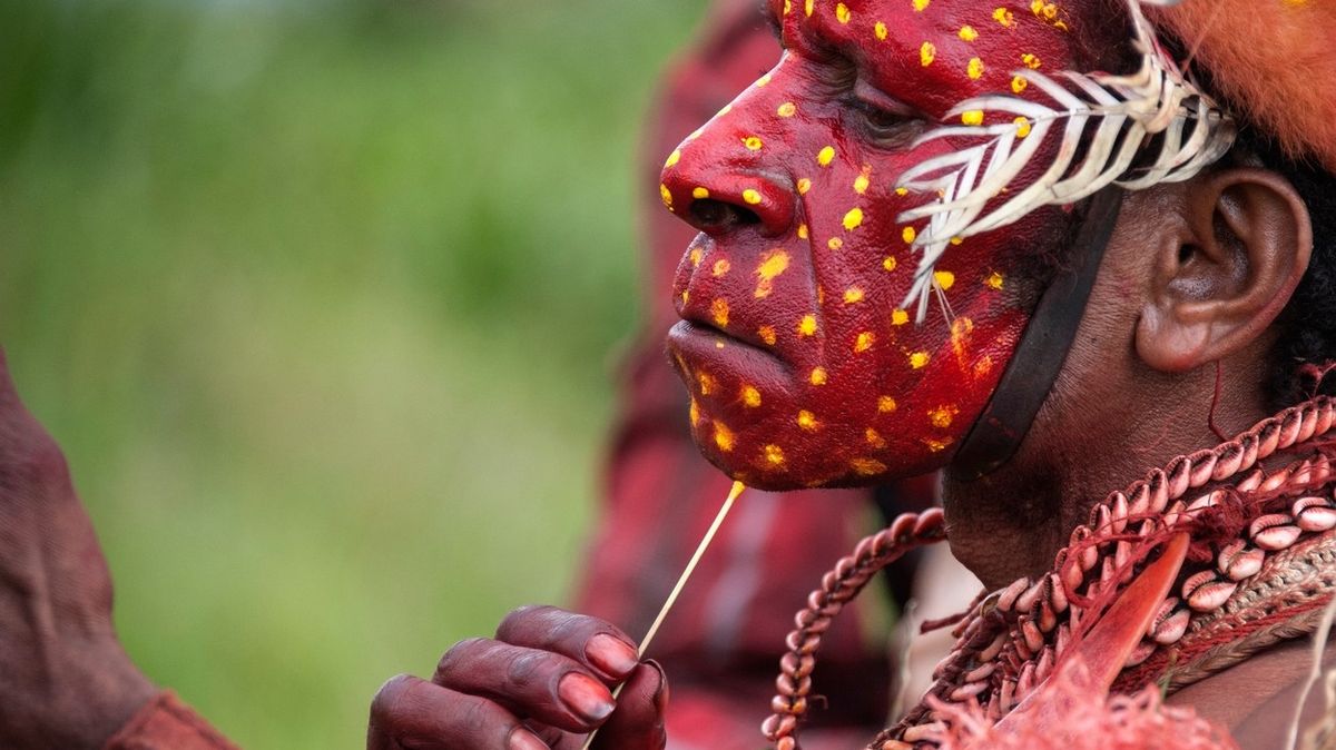 Britský dobrodruh plánuje výpravu mezi agresivní domorodý kmen